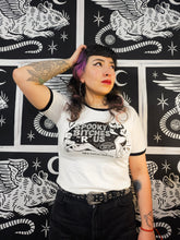 Cargar imagen en el visor de la galería, SPOOKY BITCHES - RINGER TEE