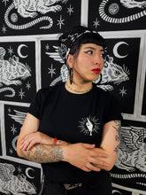 Cargar imagen en el visor de la galería, MAL AGÜERO - TEE