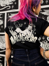 Cargar imagen en el visor de la galería, MAL AGÜERO - TEE