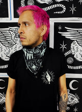 Cargar imagen en el visor de la galería, MAL AGÜERO - TEE